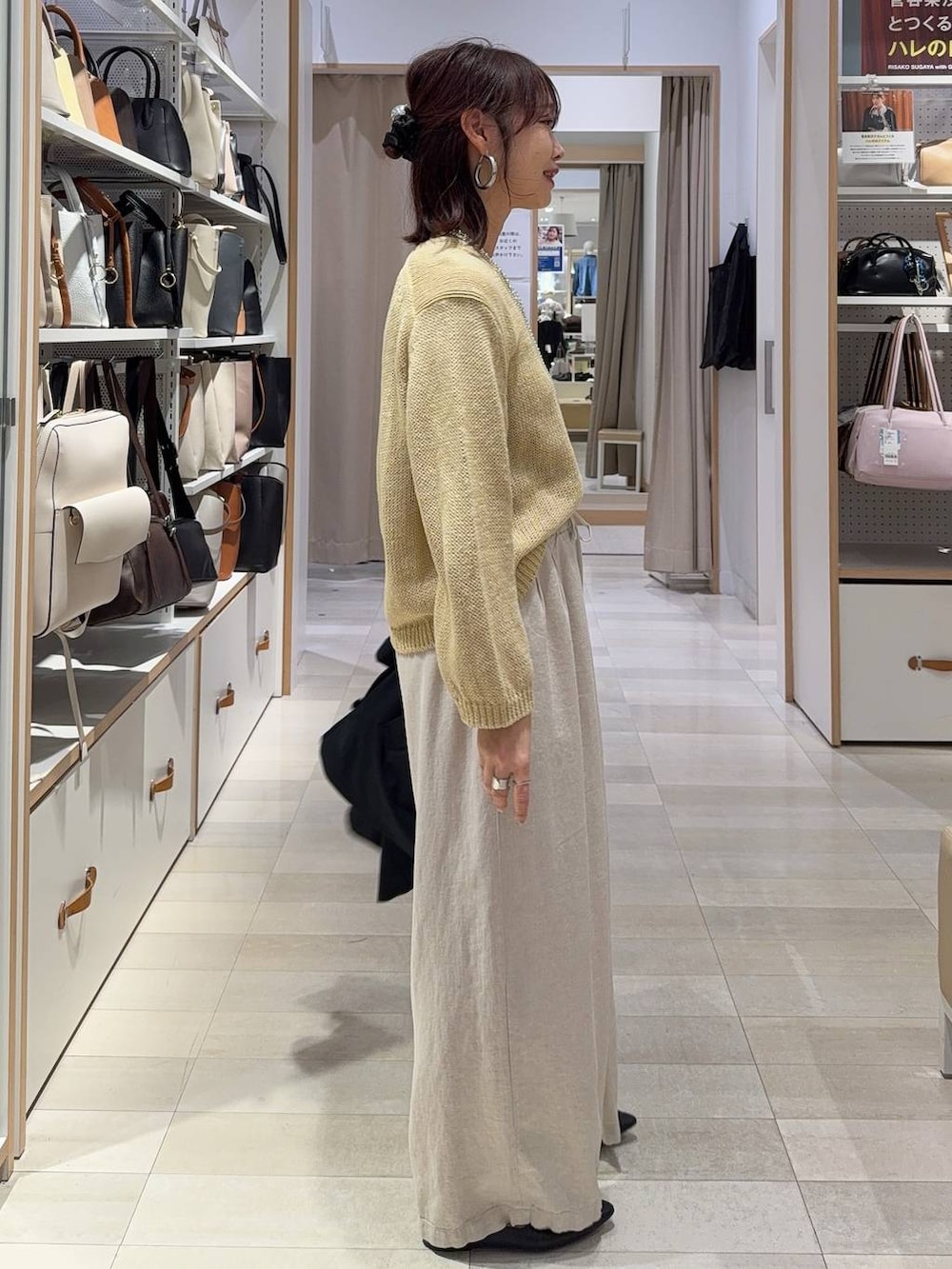 その他のショルダーバッグ、ブラック系のパンプス、ホワイト系のその他パンツを着用したレディースの春コーディネートの8枚目の写真