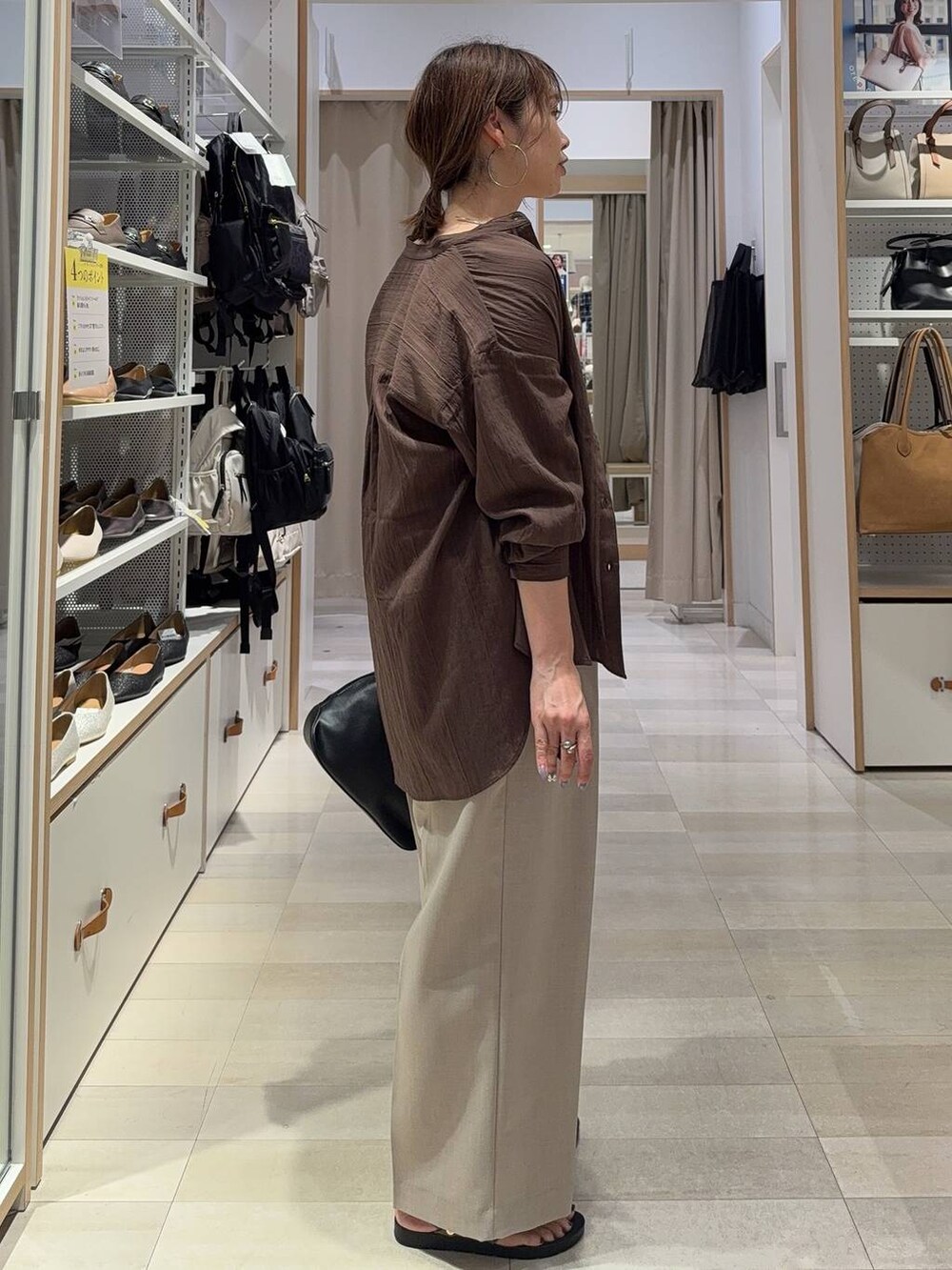 ブラック系のショルダーバッグ、ベージュ系のつなぎ/オールインワン、ホワイト系のキャミソールを着用したレディースの夏コーディネートの2枚目の写真