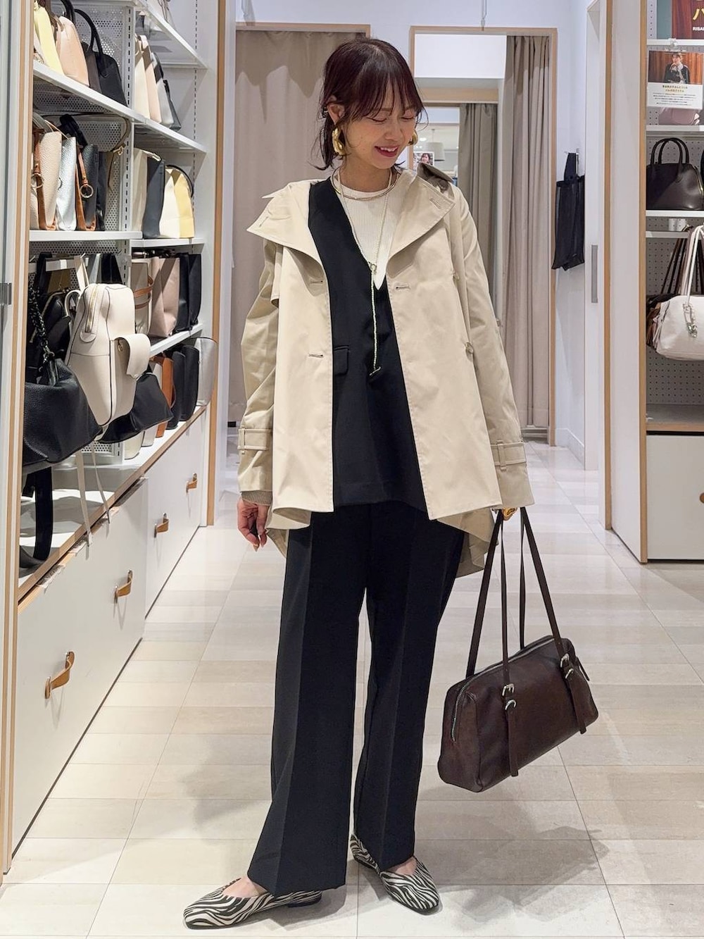 その他のパンプス、ブラック系のセットアップ、ベージュ系のトレンチコートを着用したレディースの冬コーディネートの2枚目の写真
