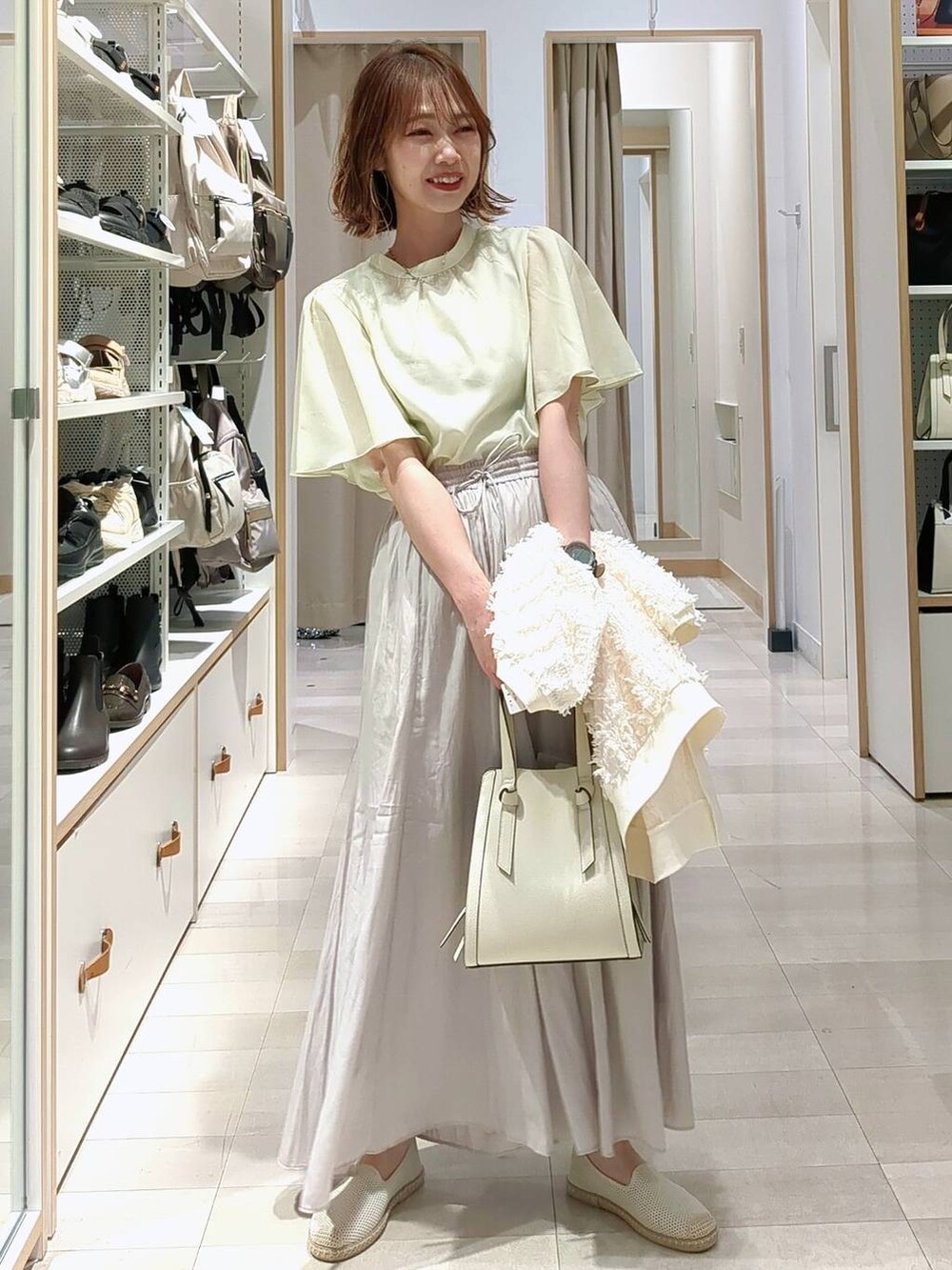 ベージュ系のその他パンツ、ホワイト系のショルダーバッグ、ホワイト系のスリッポンを着用したレディースの春コーディネートの2枚目の写真