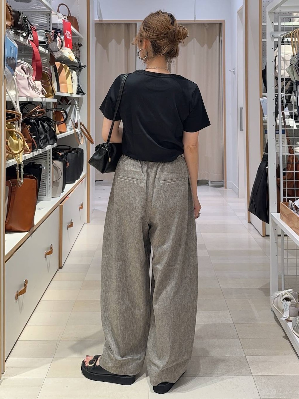 ブラック系のショルダーバッグ、ブラック系のTシャツ/カットソー、ブラック系のサンダルを着用したレディースの夏コーディネートの7枚目の写真