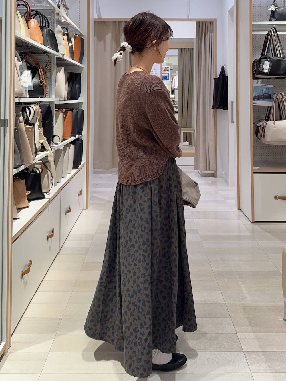 ブラック系のバレエシューズ、その他のスカート、ブラウン系のブルゾンを着用したレディースの春コーディネートの6枚目の写真