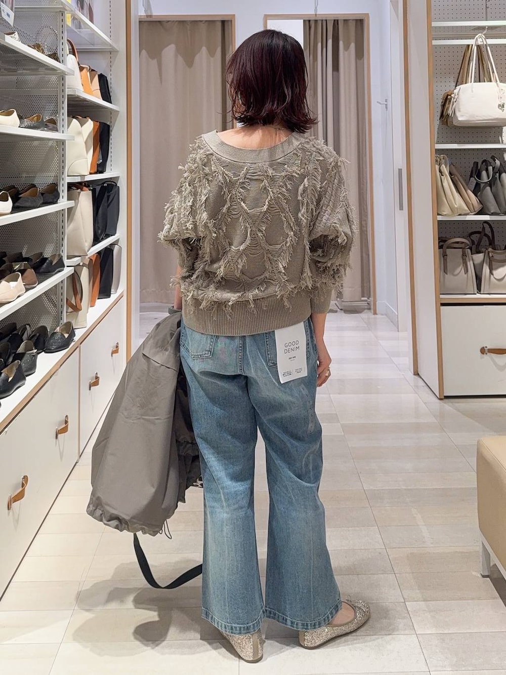 ブラック系のバレエシューズ、その他のトートバッグ、ブルー系のデニムパンツを着用したレディースの春コーディネートの7枚目の写真