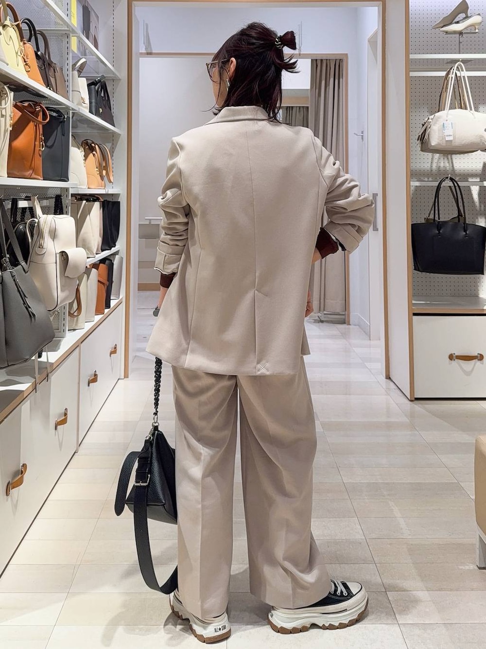 ベージュ系のテーラードジャケット、ベージュ系のその他パンツ、ブラウン系のTシャツ/カットソーを着用したレディースの冬コーディネートの8枚目の写真