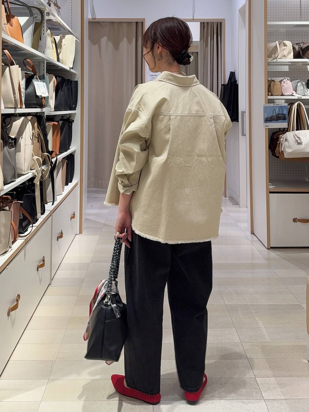 ブラック系のデニムパンツ、ベージュ系のシャツ/ブラウス、ベージュ系のバンダナ/スカーフを着用したレディースの春コーディネートの5枚目の写真