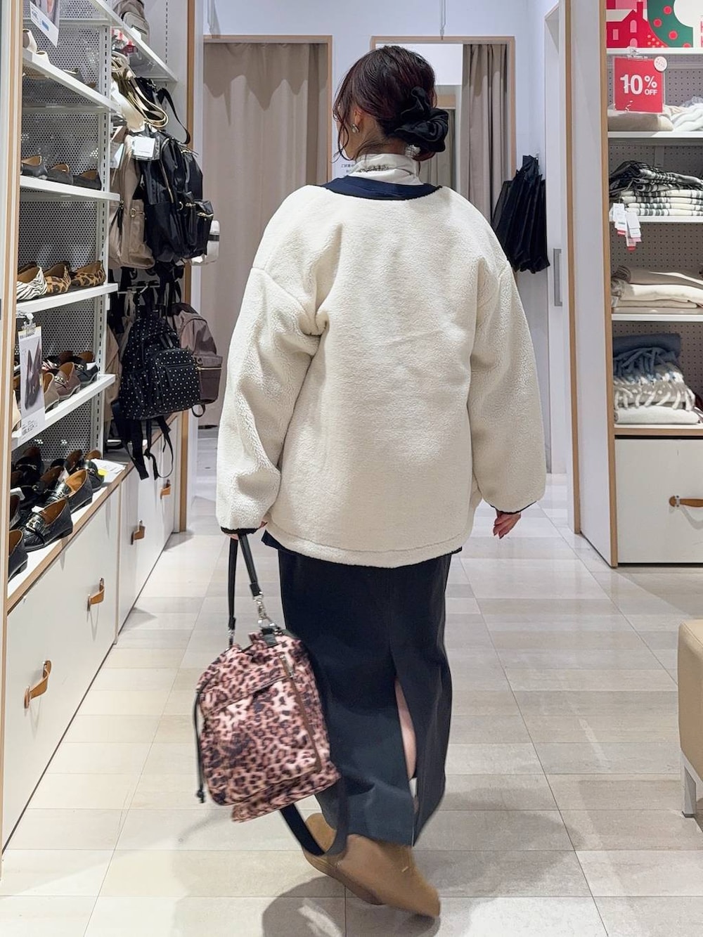 ホワイト系のブルゾン、グレー系のスカート、ホワイト系のTシャツ/カットソーを着用したレディースの冬コーディネートの5枚目の写真