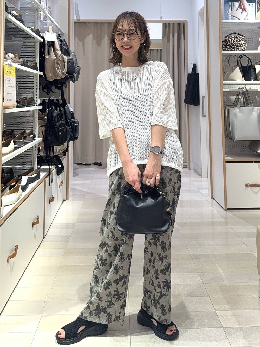 ブラック系のショルダーバッグ、ブラック系のサンダル、グレー系のその他パンツを着用したレディースの夏コーディネートの3枚目の写真