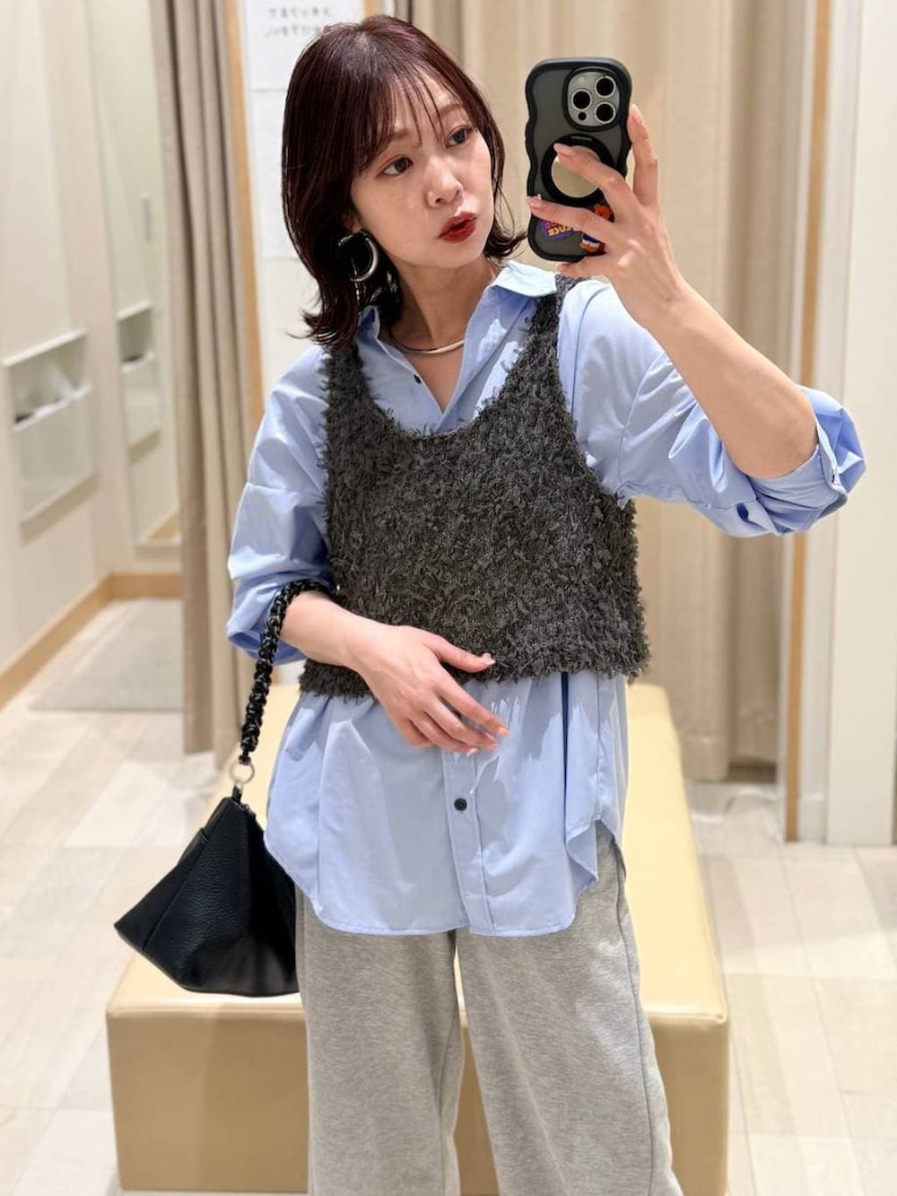 ブルー系のシャツ/ブラウス、グレー系のスウェットパンツ、グレー系のベストを着用したレディースの冬コーディネートの2枚目の写真