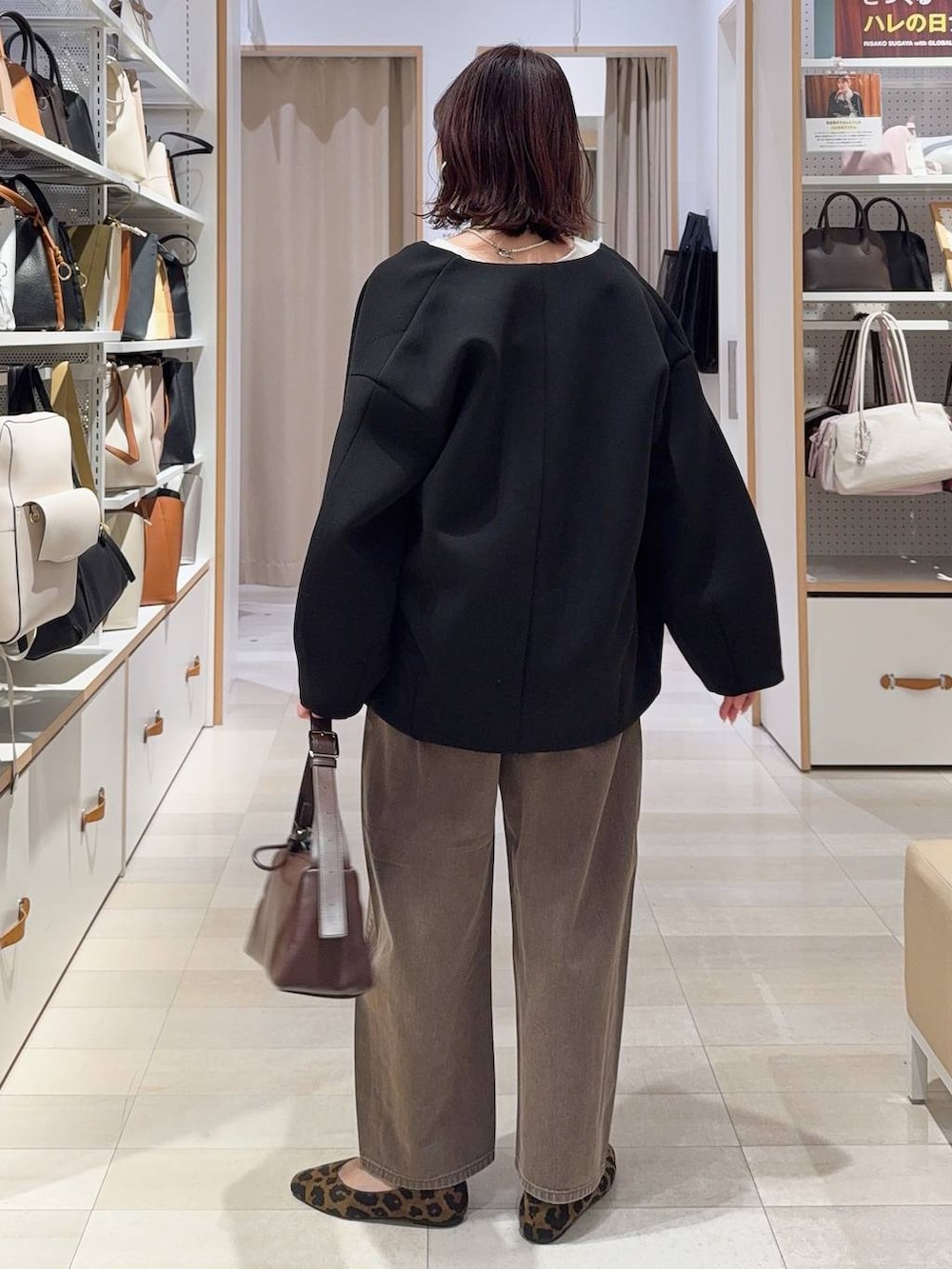 その他のパンプス、ブラック系のブルゾン、ブラウン系のデニムパンツを着用したレディースの冬コーディネートの6枚目の写真