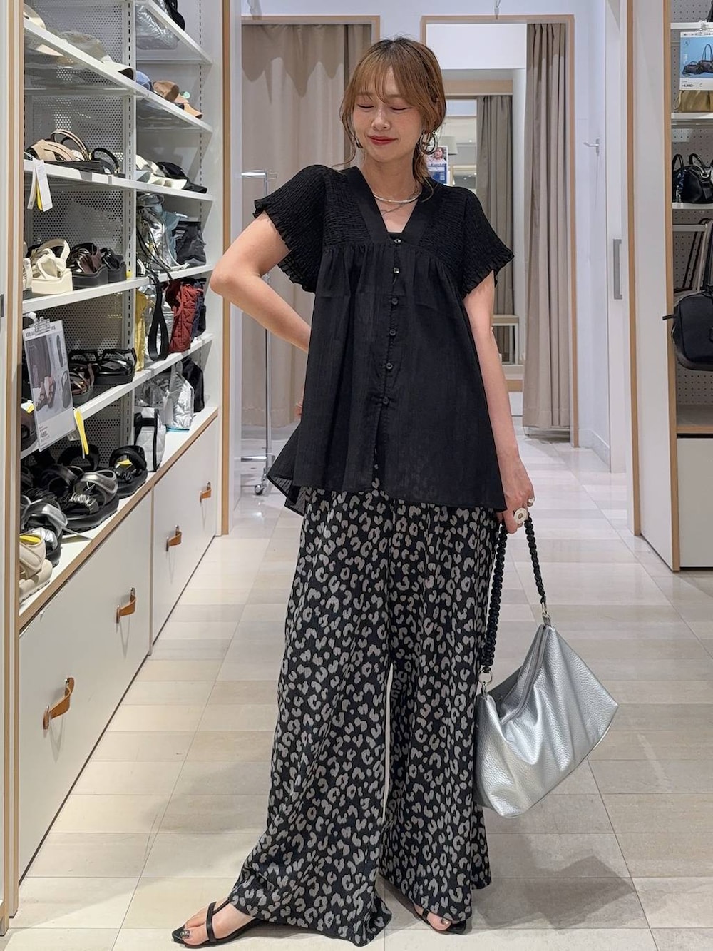 その他のその他パンツ、ブラック系のショルダーバッグ、ベージュ系のTシャツ/カットソーを着用したレディースの夏コーディネートの3枚目の写真