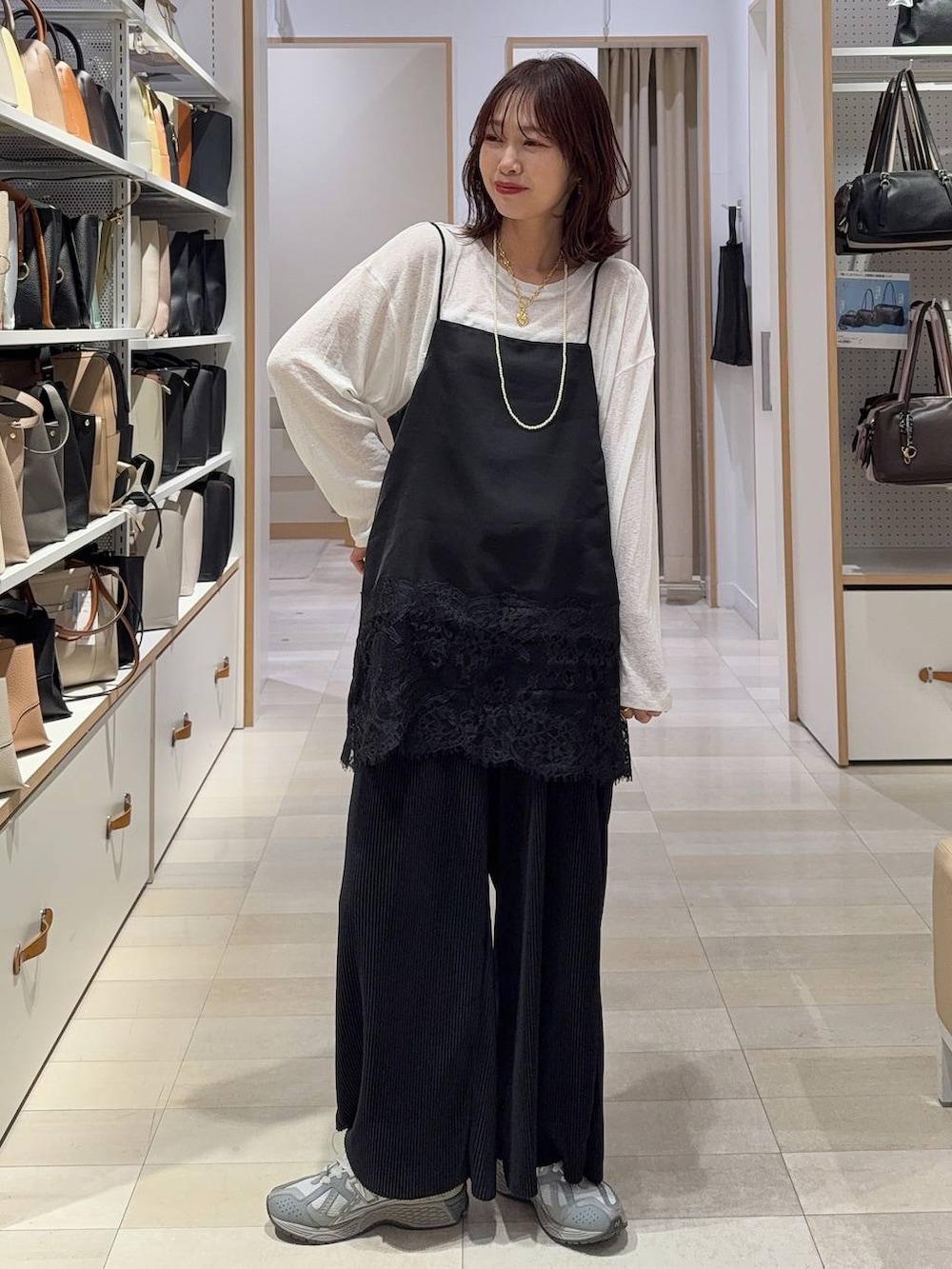 その他のパンプス、ホワイト系のキャミソール、ブラック系のカーディガン/ボレロを着用したレディースの春コーディネートの4枚目の写真