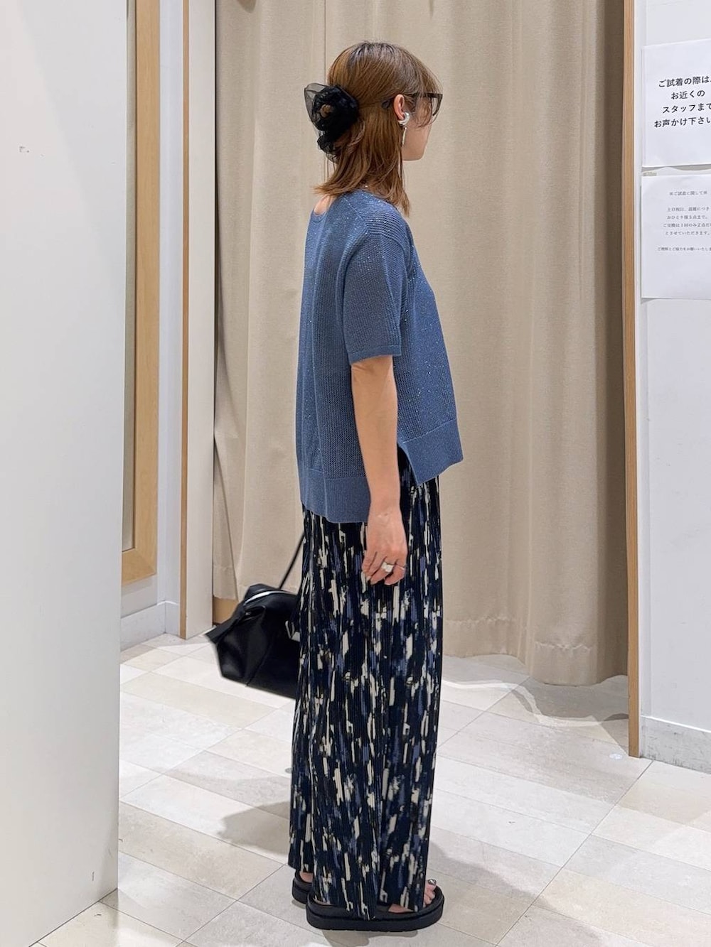 ブラック系のボストンバッグ、ブルー系のその他パンツ、ブラック系のサンダルを着用したレディースの春コーディネートの3枚目の写真