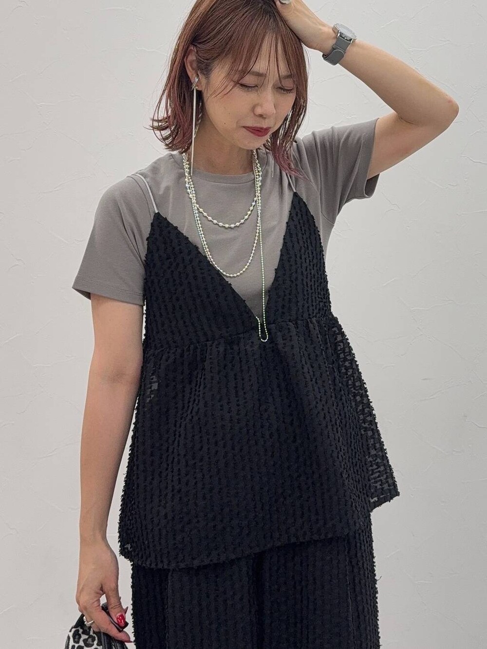 その他のショルダーバッグ、ブラウン系のTシャツ/カットソー、ブラック系のサンダルを着用したレディースの夏コーディネートの2枚目の写真