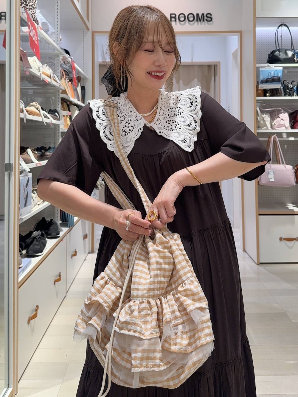 ブルー系のデニムパンツ、ブラウン系のワンピース、ブラック系のサンダルを着用したレディースの夏コーディネートの3枚目の写真