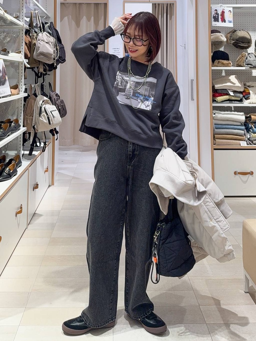 ブラック系のローファー、グレー系のカーディガン/ボレロ、ホワイト系のTシャツ/カットソーを着用したレディースの冬コーディネートの3枚目の写真