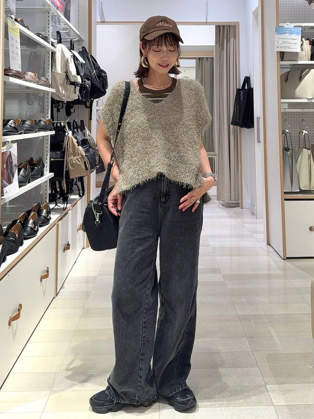 イエロー系のシャツ/ブラウス、ベージュ系のスカート、ブラック系のボストンバッグを着用したレディースの秋コーディネートの5枚目の写真