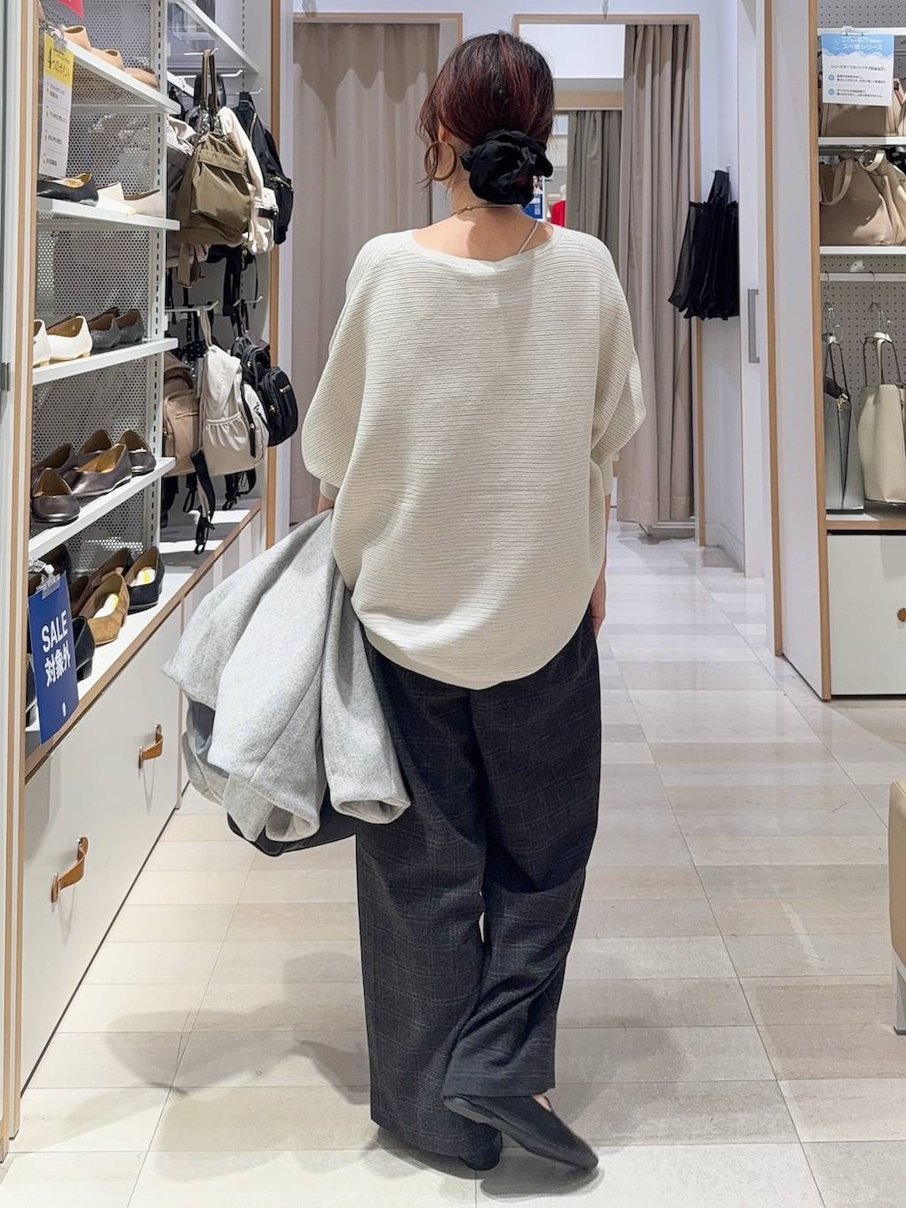 ブラック系のその他シューズ、グレー系のノーカラーコート、ブラック系のボストンバッグを着用したレディースの秋コーディネートの8枚目の写真