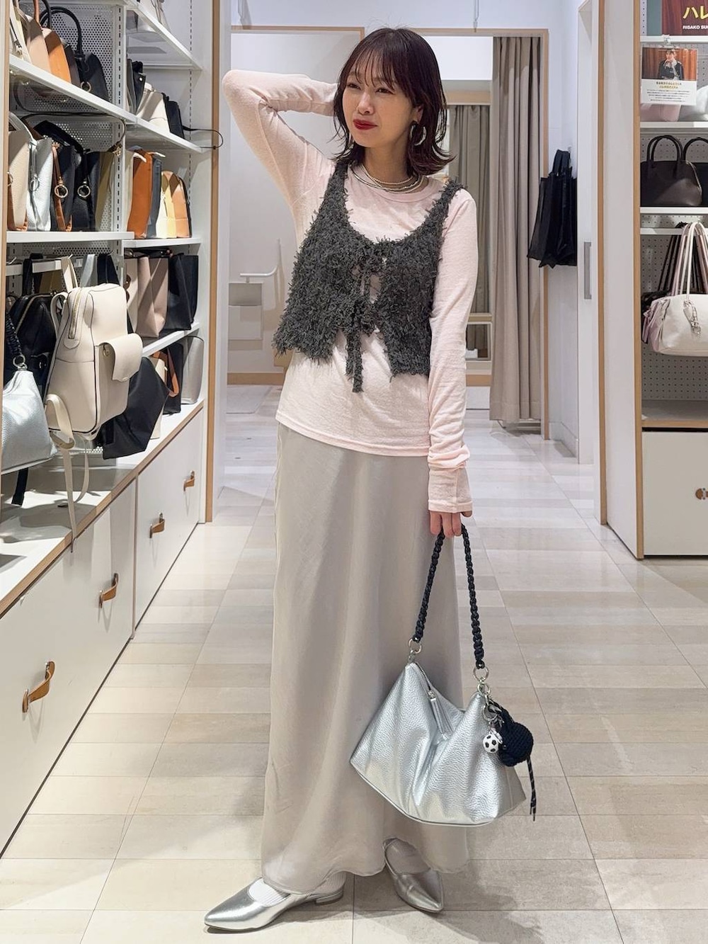 ピンク系のTシャツ/カットソー、ブルー系のシャツ/ブラウス、グレー系のスカートを着用したレディースの冬コーディネートの3枚目の写真