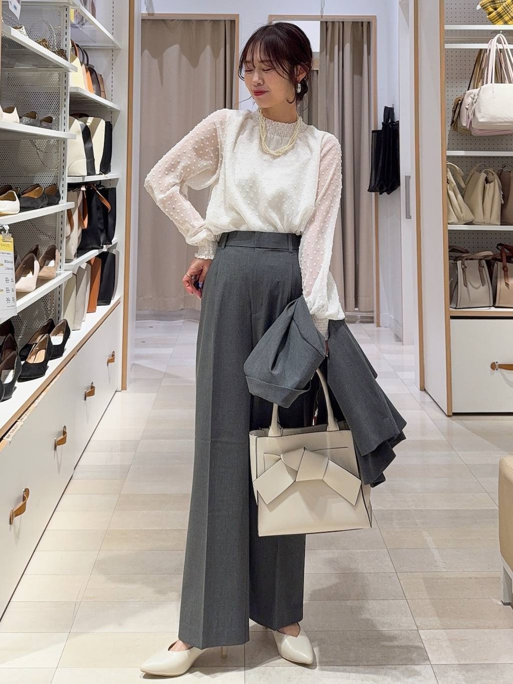 ブラック系のパンプス、グレー系のスラックス、グレー系のテーラードジャケットを着用したレディースの冬コーディネートの2枚目の写真