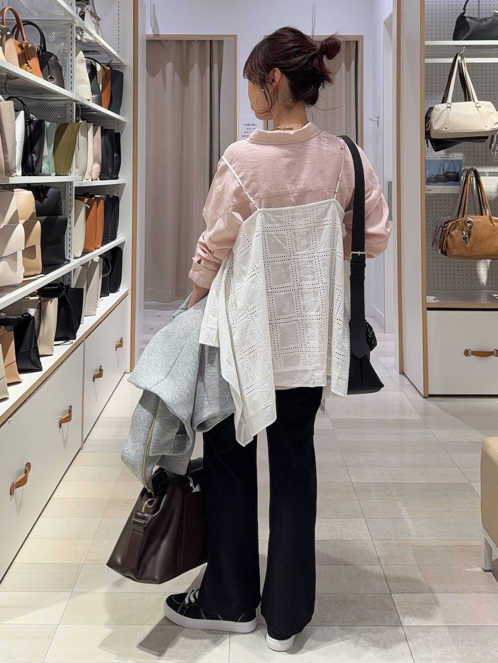 ピンク系のシャツ/ブラウス、ブラック系のその他パンツ、ブラック系のスニーカーを着用したレディースの春コーディネートの9枚目の写真