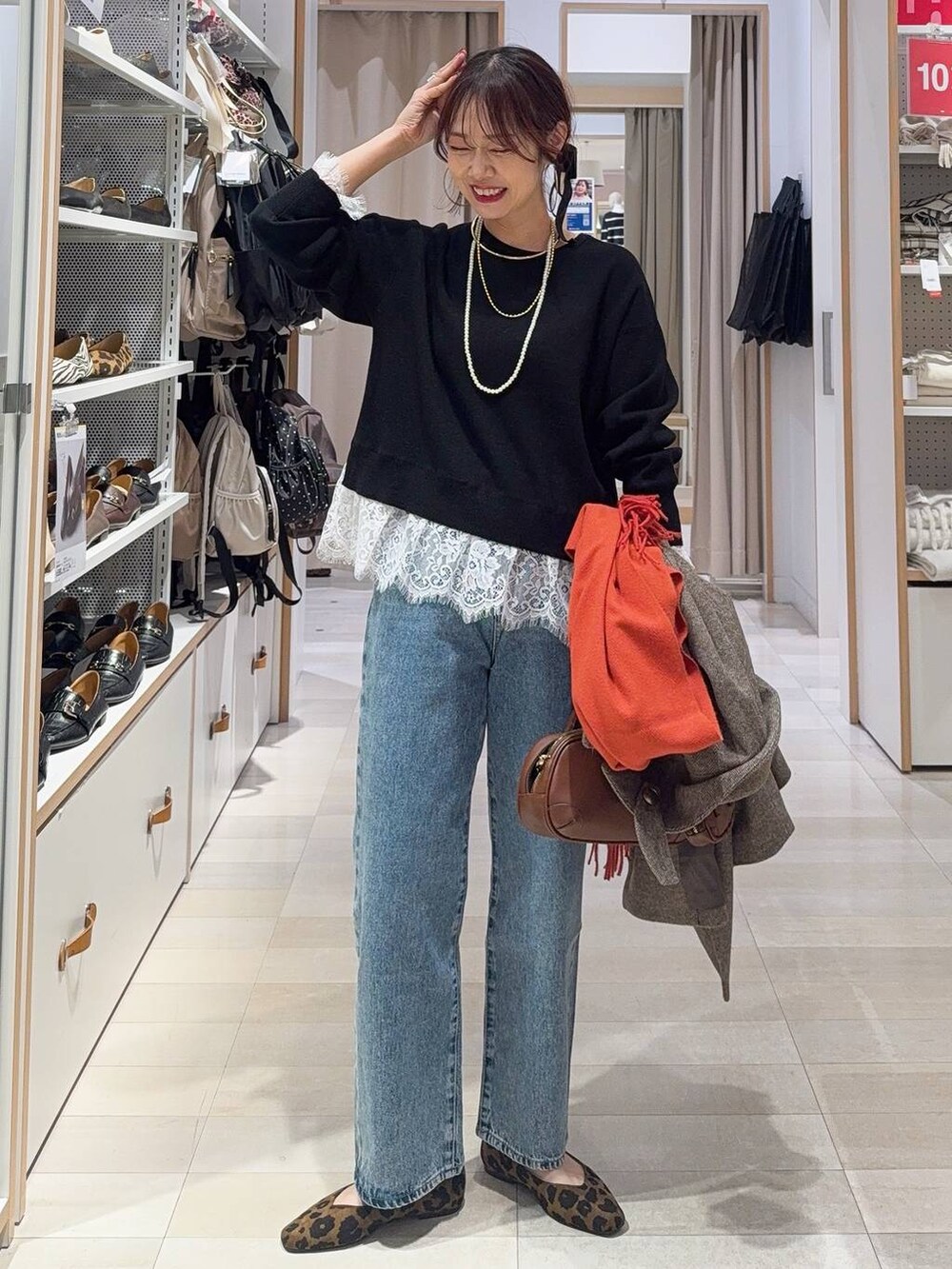 ホワイト系のショルダーバッグ、ブラック系のブルゾン、ブラック系のその他パンツを着用したレディースの冬コーディネートの3枚目の写真