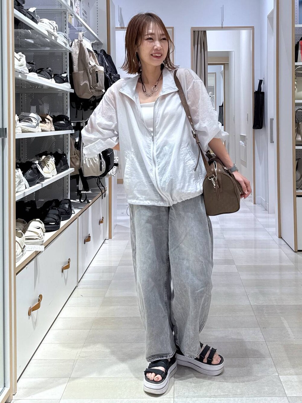 「きれいめ、ベーシック/シンプル、着痩せ・細見え、ママコーデ、体型カバー、カジュアル、GLOBAL WORK」|「LOWRYS FARMのコードマルチWAYネックレス 137241(ネックレス、その他)」を使った、せこ子さん(レディース・159cm)の春コーディネートの2枚目の写真