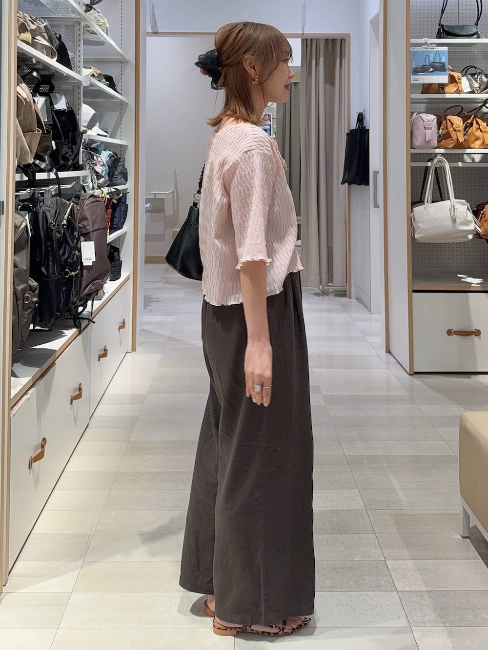 その他のサンダル、ブラウン系のその他パンツ、ブラウン系のキャミソールを着用したレディースの春コーディネートの8枚目の写真