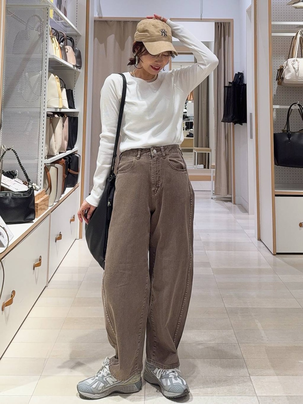 ベージュ系のハットを着用したレディースの冬コーディネートの2枚目の写真