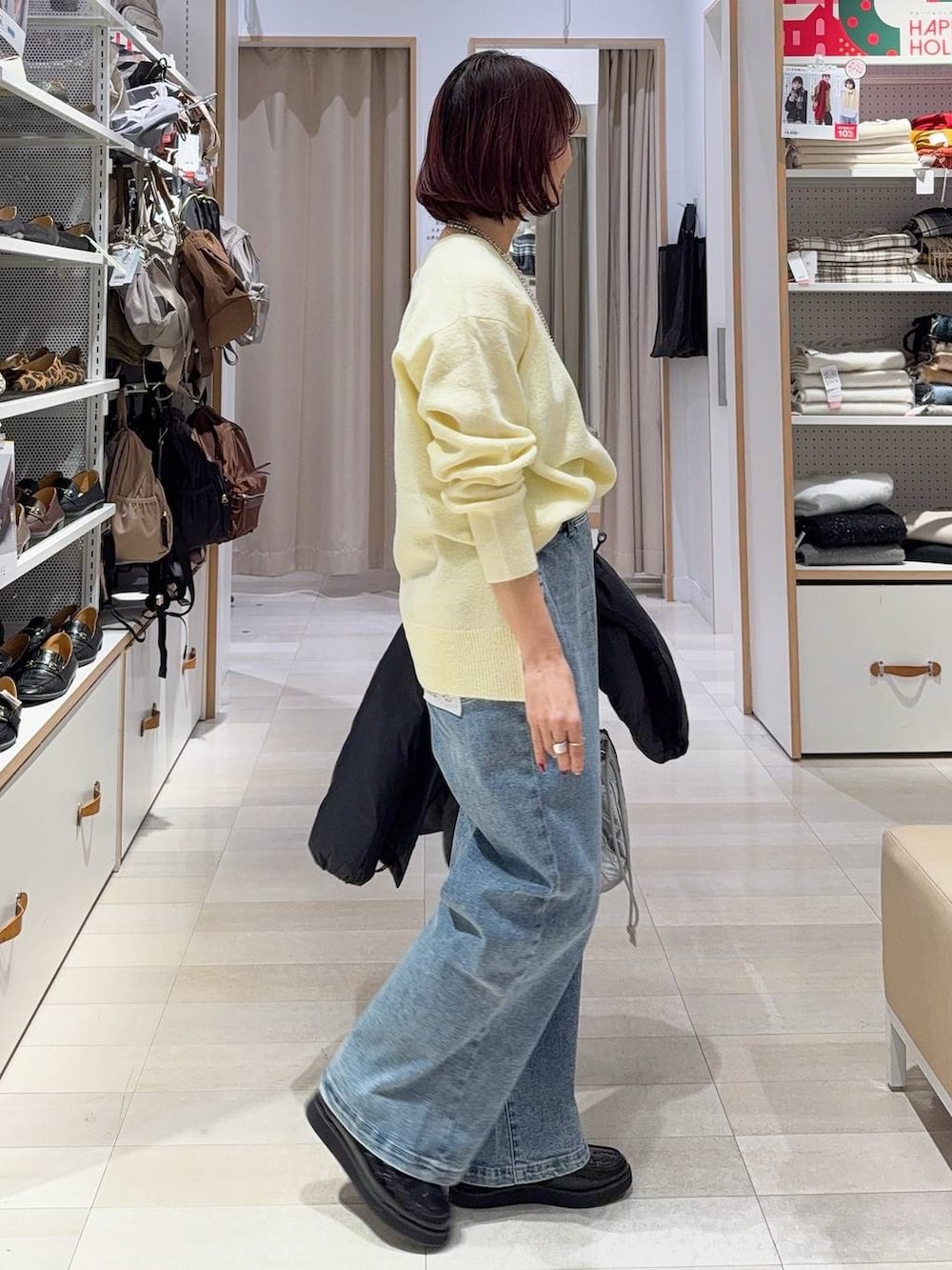 ブラック系のローファー、ブラック系のダウンジャケット/コート、シルバー系のハンドバッグを着用したレディースの冬コーディネートの6枚目の写真