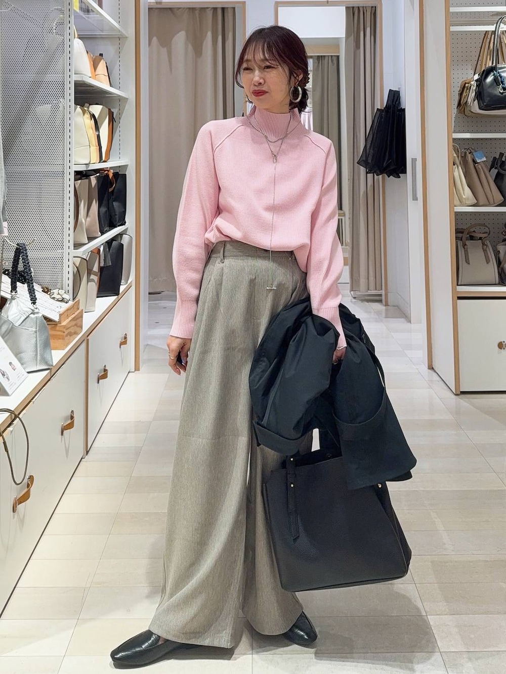 ピンク系のニット/セーター、ホワイト系のTシャツ/カットソー、ブラウン系のその他シューズを着用したレディースの冬コーディネートの3枚目の写真