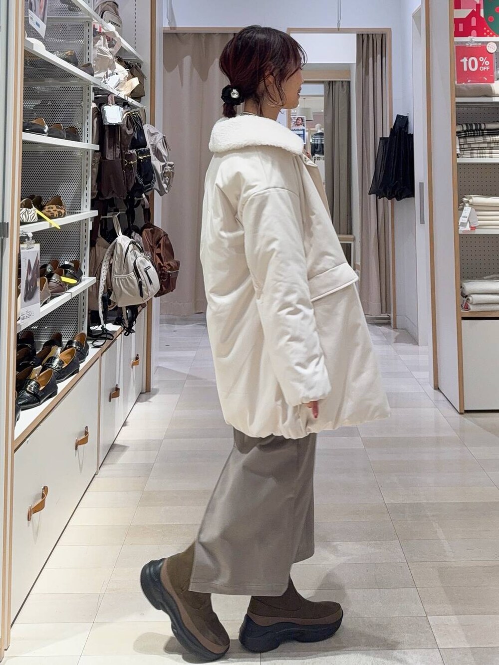 その他のパンプス、グレー系のショルダーバッグ、ブラウン系のボストンバッグを着用したレディースの冬コーディネートの5枚目の写真