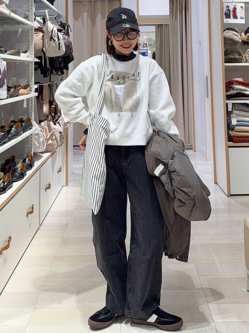 グレー系のバックパック/リュック、ピンク系のシャツ/ブラウス、グレー系のワンピースを着用したレディースの冬コーディネートの2枚目の写真