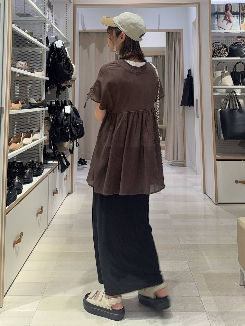 「カジュアル、きれいめ、ベーシック/シンプル、着痩せ・細見え、ママコーデ、体型カバー、GLOBAL WORK」｜「LEPSIMのビーズショルダーミニバッグ　324877（ショルダーバッグ、ブラック系）」を使った、せこ子さん（レディース・159cm）の夏コーディネートの6枚目の写真