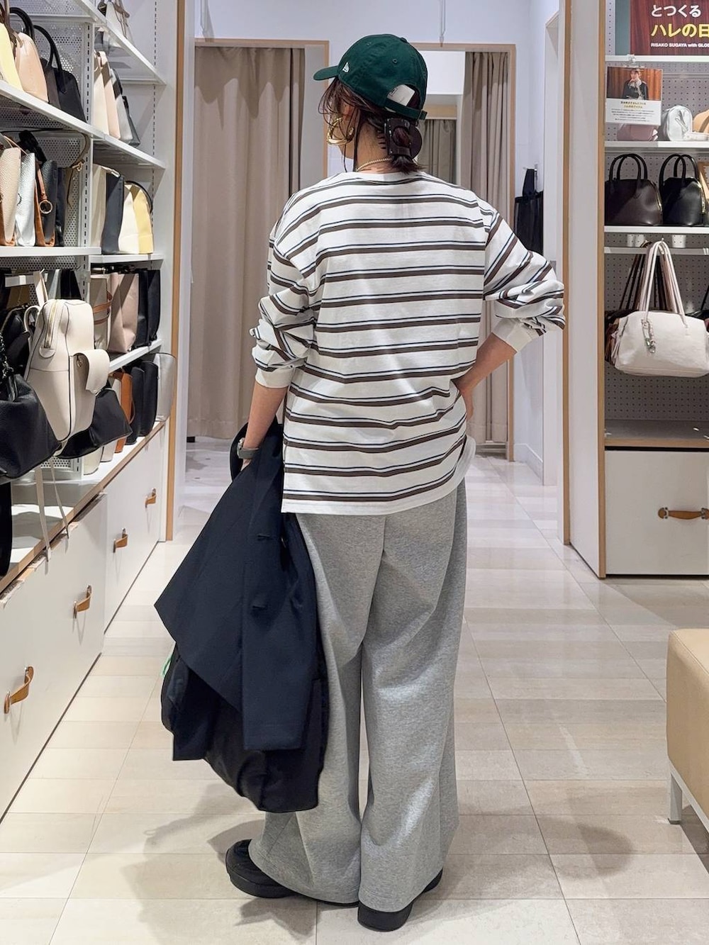 ブラック系のスニーカー、ブラック系のトートバッグ、ブルー系のテーラードジャケットを着用したレディースの冬コーディネートの8枚目の写真