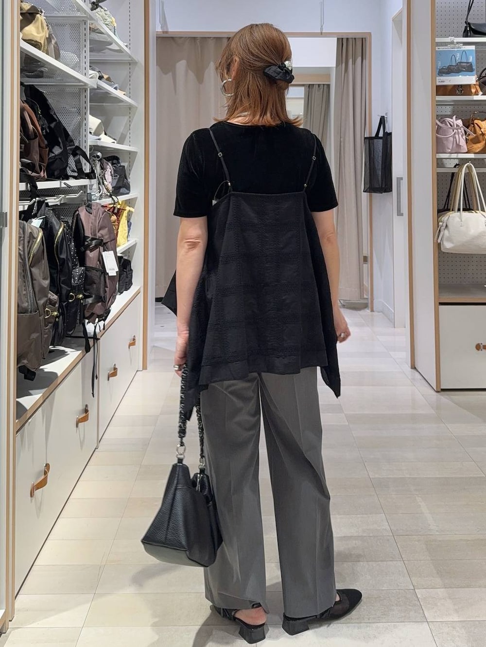 グレー系のその他パンツ、ブラック系のその他トップス、ブラック系のTシャツ/カットソーを着用したレディースの春コーディネートの5枚目の写真