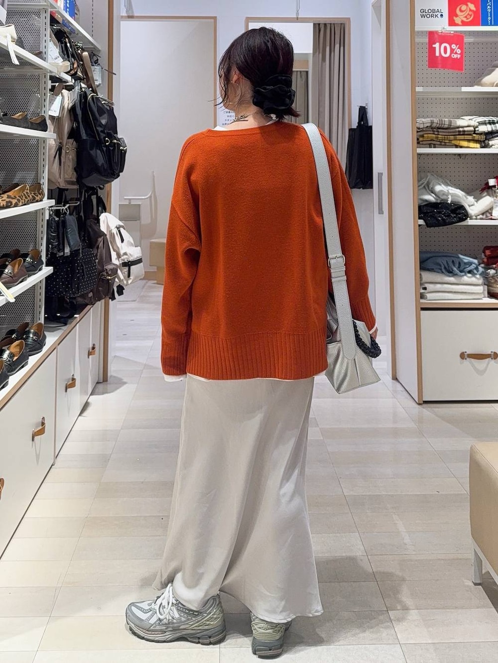 ホワイト系のTシャツ/カットソー、グレー系のスカート、シルバー系のネックレスを着用したレディースの冬コーディネートの8枚目の写真