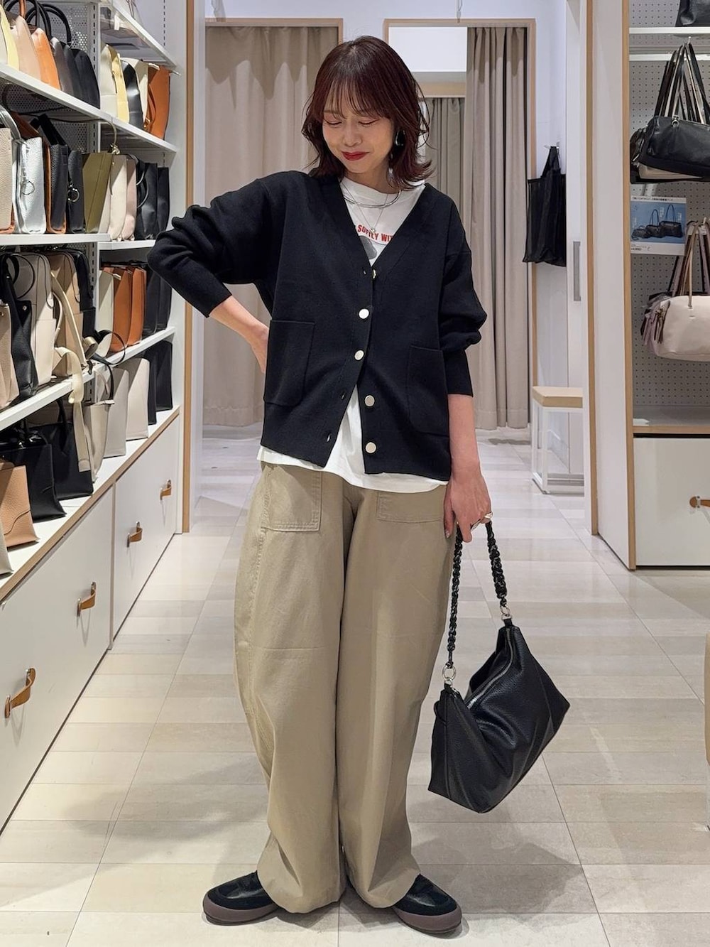 その他のパンプス、ブラック系のタンクトップ、ブラウン系のハンドバッグを着用したレディースの春コーディネートの4枚目の写真