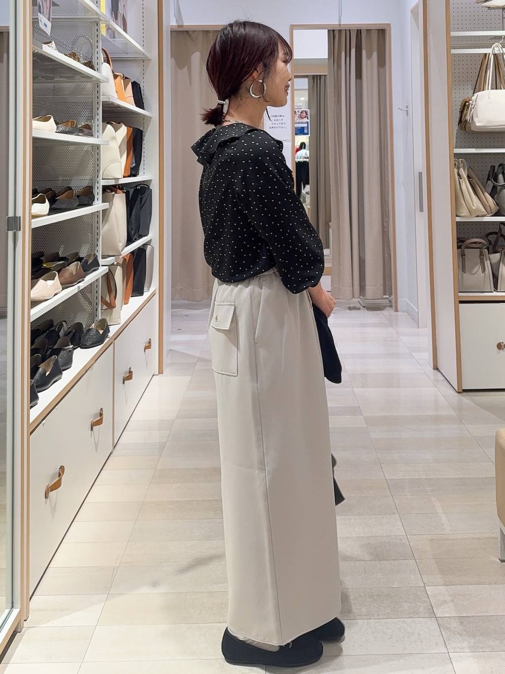 ブラック系のローファー、グレー系のスカート、ブラック系のシャツ/ブラウスを着用したレディースの冬コーディネートの6枚目の写真