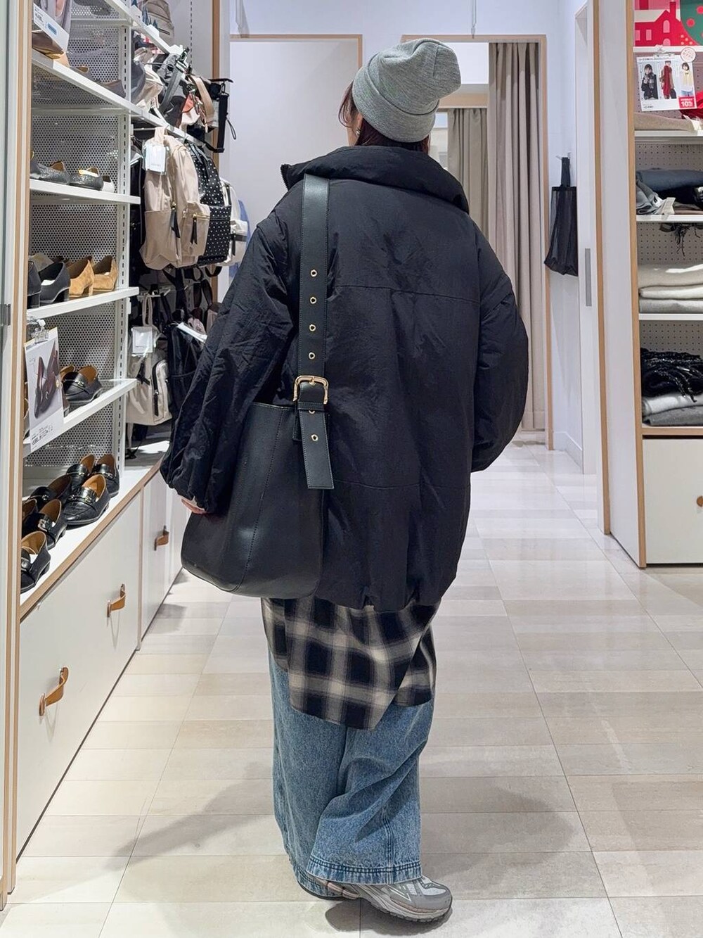 ブラック系のショルダーバッグ、ブラック系のその他アウター、ブラック系のシャツ/ブラウスを着用したレディースの冬コーディネートの7枚目の写真