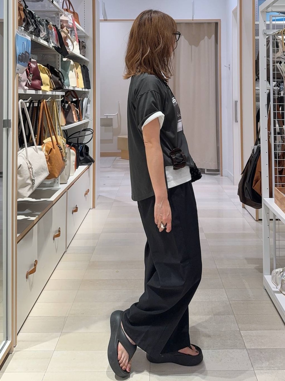 ブラック系のその他パンツ、グレー系のTシャツ/カットソー、シルバー系のネックレスを着用したレディースの夏コーディネートの3枚目の写真