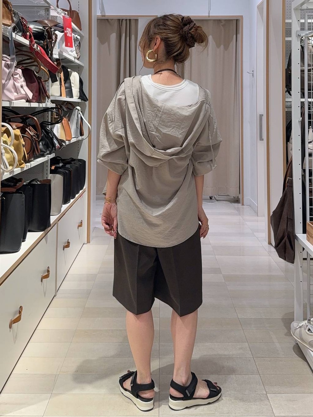 ベージュ系のTシャツ/カットソー、ブラック系のサンダル、ブラウン系のその他パンツを着用したレディースの夏コーディネートの3枚目の写真