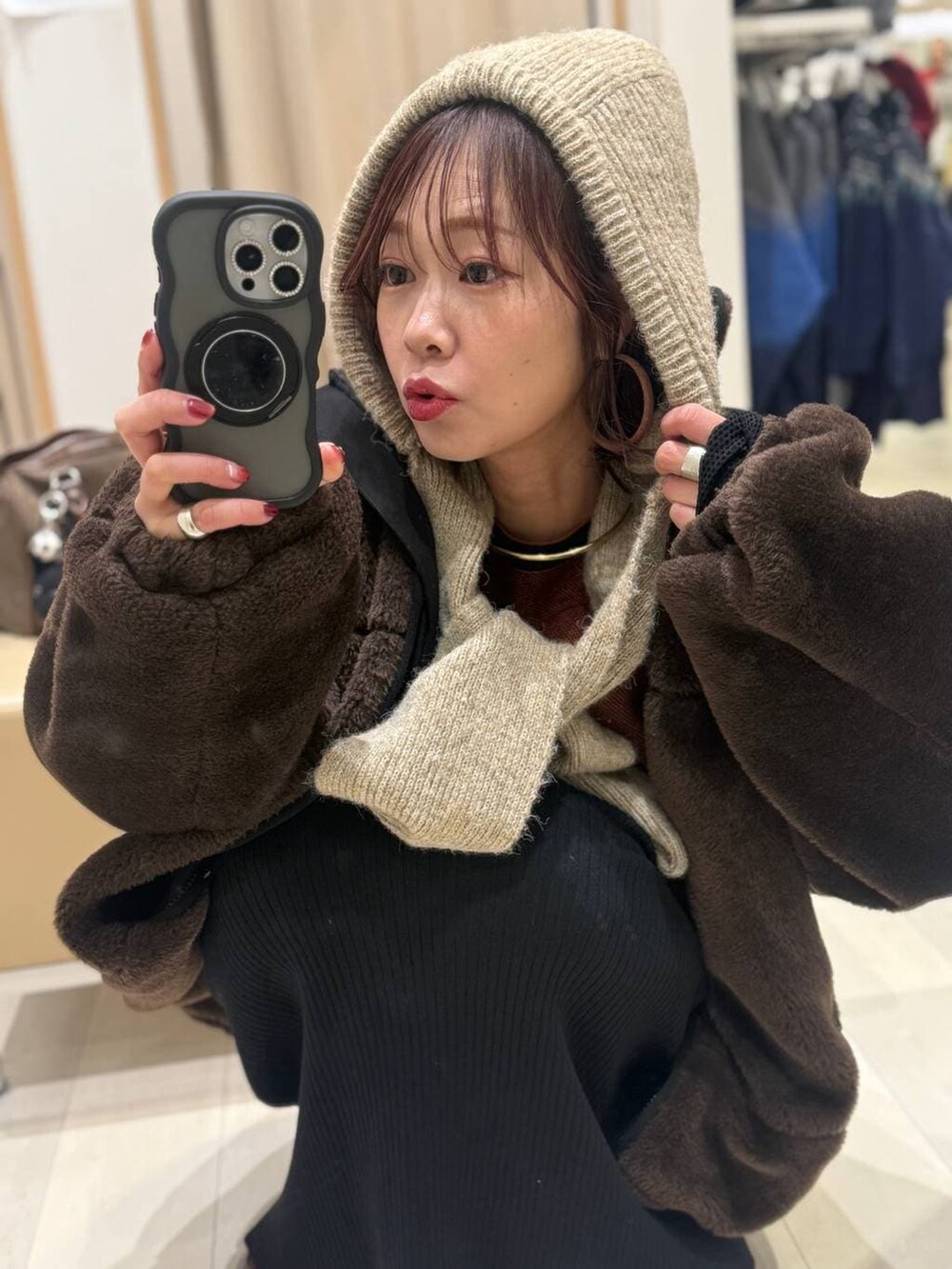 ブラック系のワンピース、ゴールド系のチョーカー、ブラック系のその他ヘアアクセサリーを着用したレディースの冬コーディネートの2枚目の写真