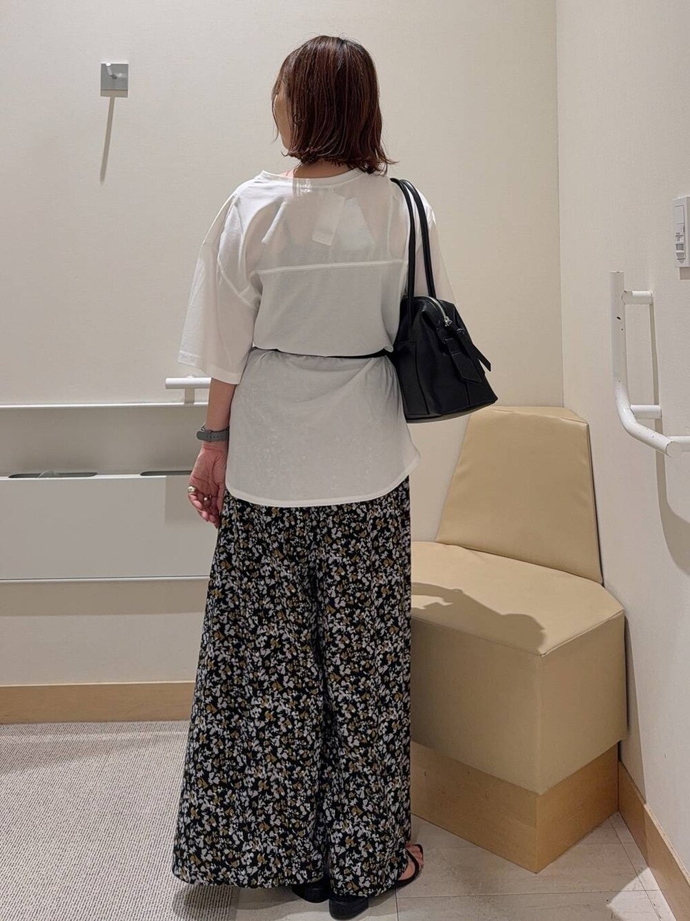 ブラック系のサンダル、ブラック系のボストンバッグ、グレー系のその他パンツを着用したレディースの夏コーディネートの3枚目の写真