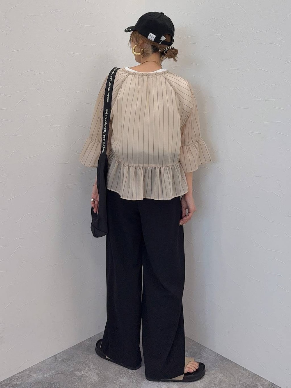 ブラック系のその他パンツ、ベージュ系のカーディガン/ボレロ、ブラック系のトートバッグを着用したレディースの夏コーディネートの5枚目の写真