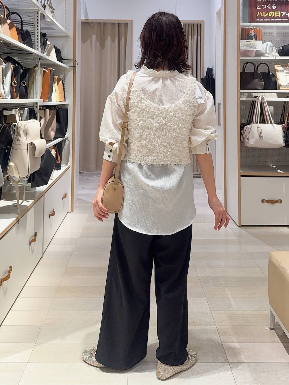 ゴールド系のバレエシューズ、ホワイト系のシャツ/ブラウス、ブラック系のその他パンツを着用したレディースの春コーディネートの4枚目の写真