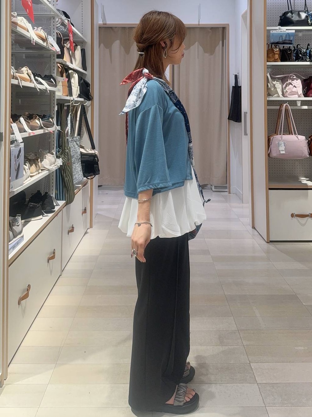 ブルー系のカーディガン/ボレロ、その他のサンダル、ブラック系のその他パンツを着用したレディースの夏コーディネートの7枚目の写真