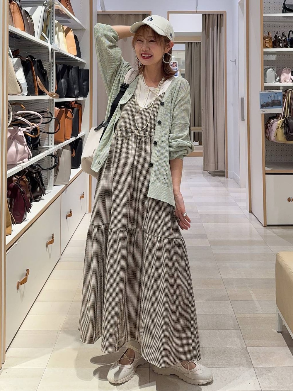 その他のパンプス、ホワイト系のキャミソール、ブラウン系のその他パンツを着用したレディースの春コーディネートの2枚目の写真