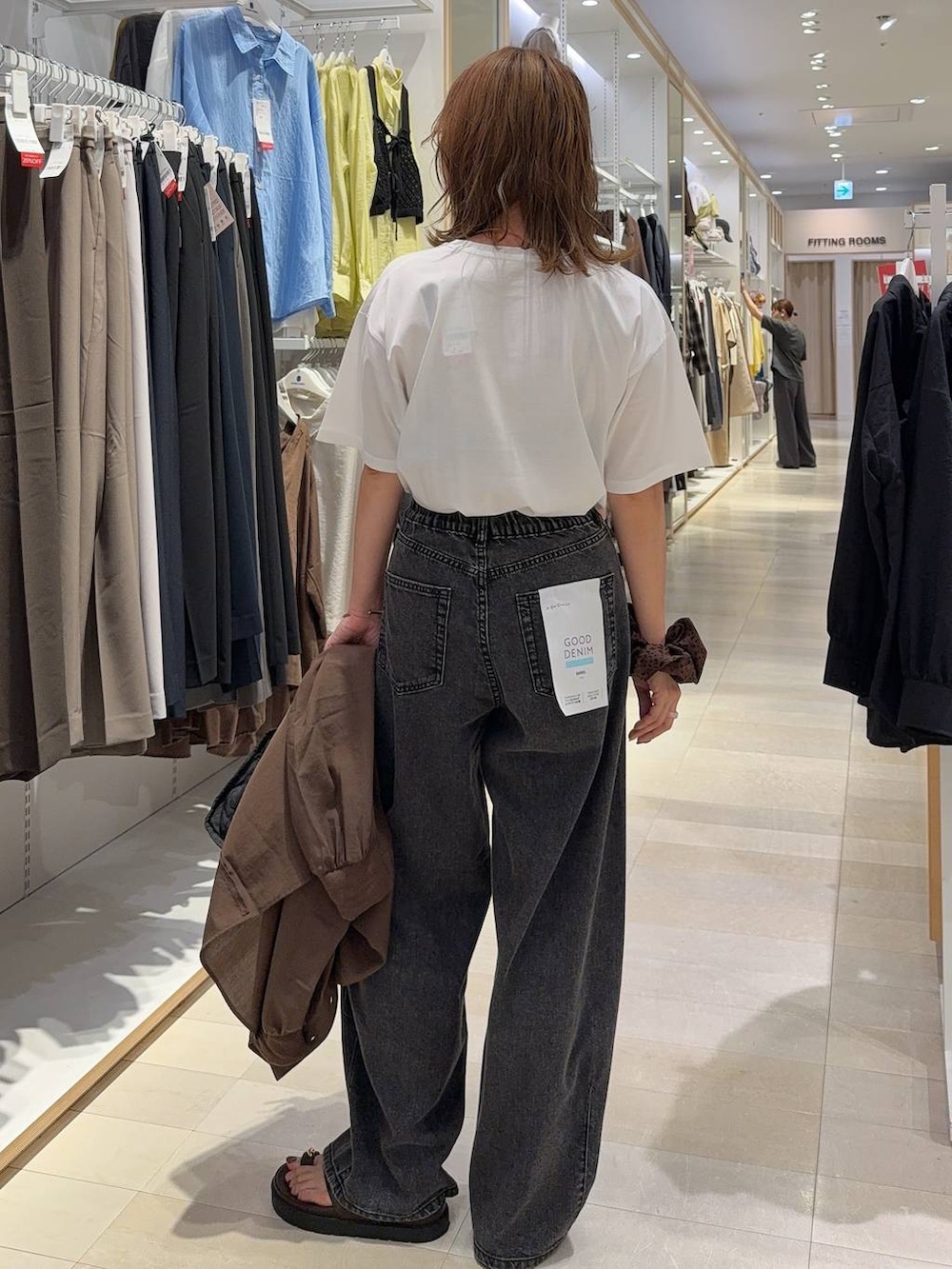 ブラック系のボストンバッグ、ブラック系のデニムパンツ、ホワイト系のTシャツ/カットソーを着用したレディースの夏コーディネートの7枚目の写真