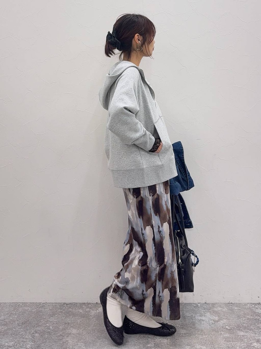 ブラック系のバレエシューズ、ブラック系のボストンバッグ、ブラック系のTシャツ/カットソーを着用したレディースの冬コーディネートの4枚目の写真