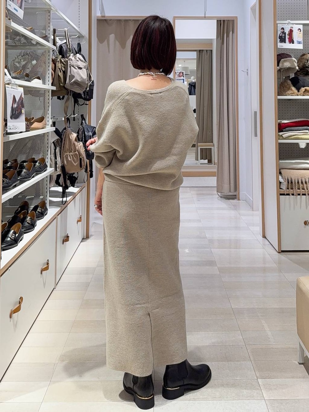 ブラック系のキャミソール、ブラック系のブルゾン、ブラック系のトートバッグを着用したレディースの秋コーディネートの6枚目の写真